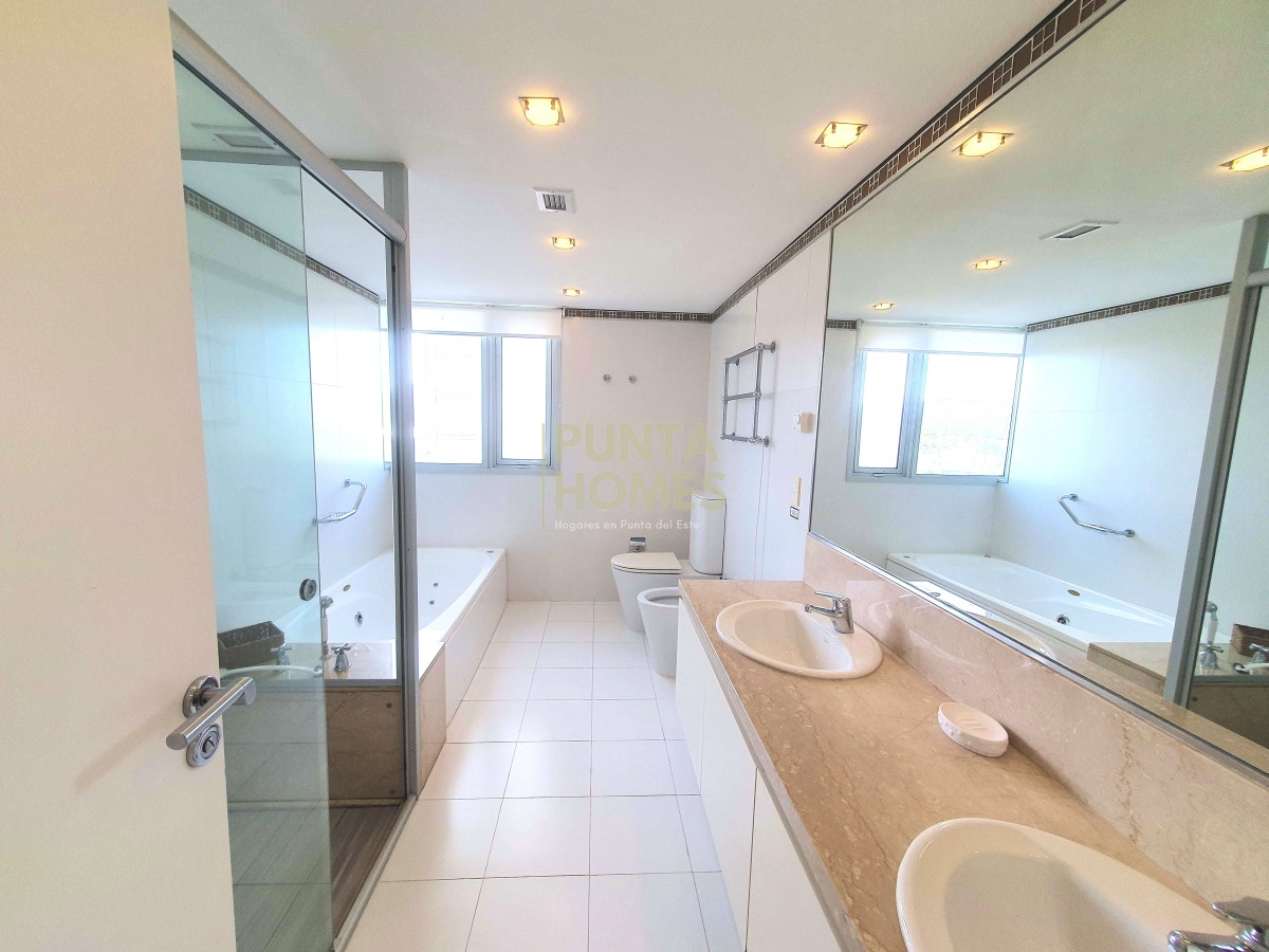 Apartamento ID.1847 - Venta de Apartamento de 4 dormitorios frente al mar en Punta del Este.