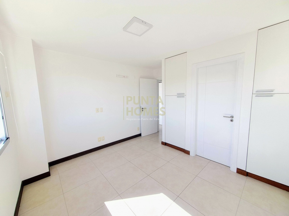 Apartamento ID.1626 - Venta de Penthouse Dúplex de 4 dormitorios en suite, frente al Mar en Punta del Este.