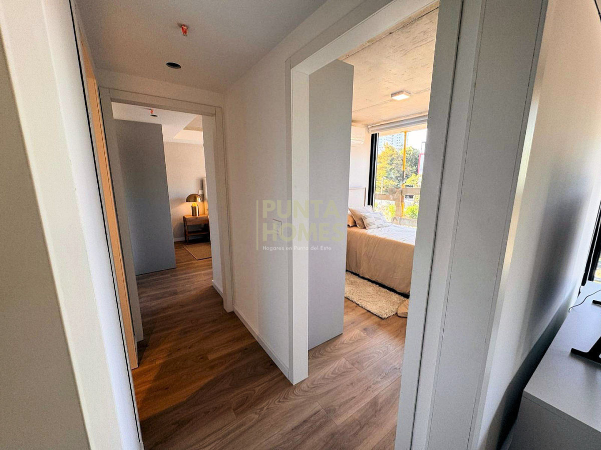 Apartamento ID.3935 - Venta de departamento de 2 dormitorios y 2 baños en REVENTA, Torres del Este, Punta del Este.