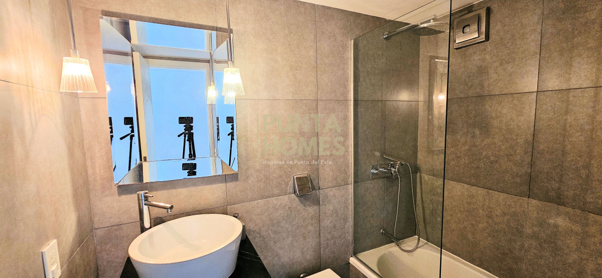 Apartamento ID.3822 - Venta de Aparatamento de 1 dormitorio y medio + 2 baños en Torre Yoo en Punta del Este