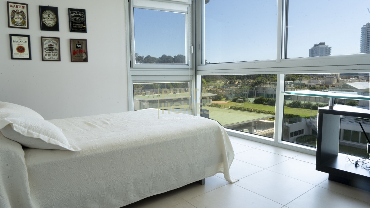 Apartamento ID.1847 - Venta de Apartamento de 4 dormitorios frente al mar en Punta del Este.