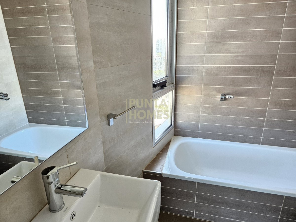 Apartamento ID.3797 - Venta de Apartamento de 3 dormitorios en Roosevelt, a metros del mar en Península.