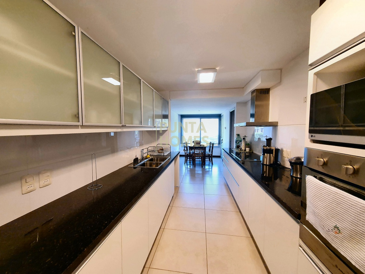 Apartamento ID.1488 - Venta de Apartamento Dúplex de 4 dormitorios en SUITE en Pinares, Playa Mansa, Punta del Este.
