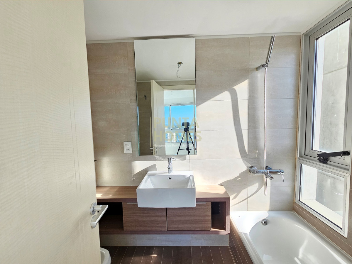 Apartamento ID.3796 - Venta de departamento de 3 dormitorios en Punta del Este.