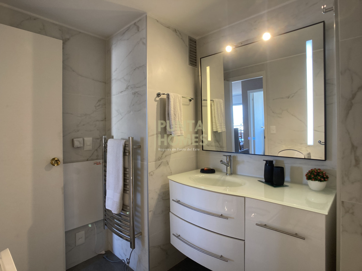 Apartamento ID.3838 - Venta Luminoso apartamento en Peninsula, Punta del Este.