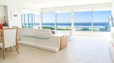 Venta de Apartamento de 4 dormitorios frente al Mar en Playa Brava, Punta del Este.