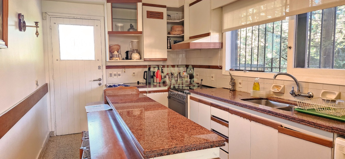 Casa ID.3804 - Oportunidad! Venta de casa de 7 dormitorios en Pinares, Punta del Este.