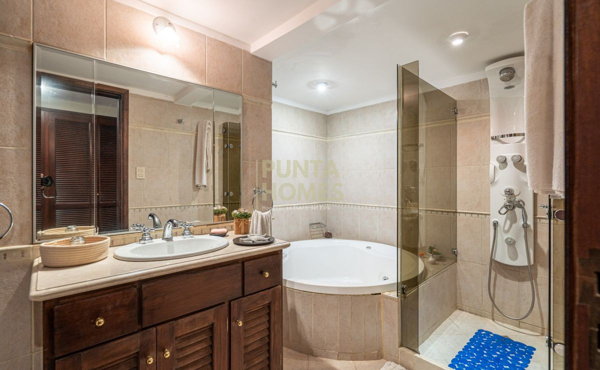 Casa ID.16 - Venta de Residencia de 7 dormitorios en Zona Golf.