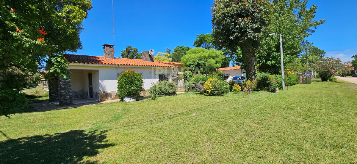 Casa ID.3824 - Venta de Casa con gran jardin, de 2 Dormitorios + Apartamento de Servicio en Parque del Plata