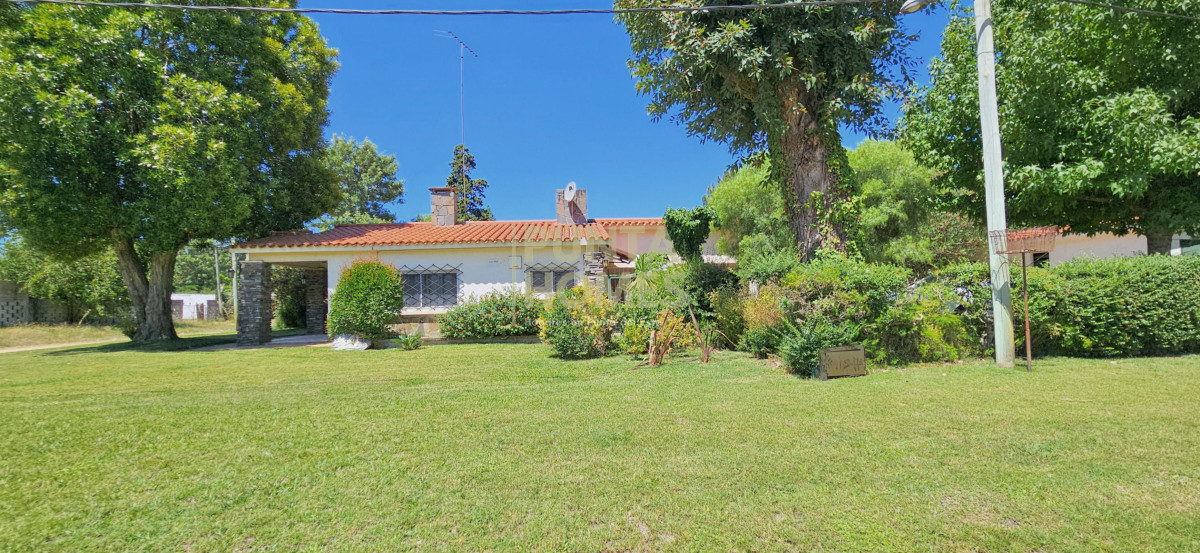 Casa ID.3824 - Venta de Casa con gran jardin, de 2 Dormitorios + Apartamento de Servicio en Parque del Plata