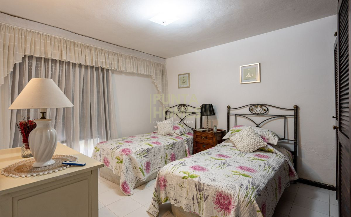 Casa ID.16 - Venta de Residencia de 7 dormitorios en Zona Golf.