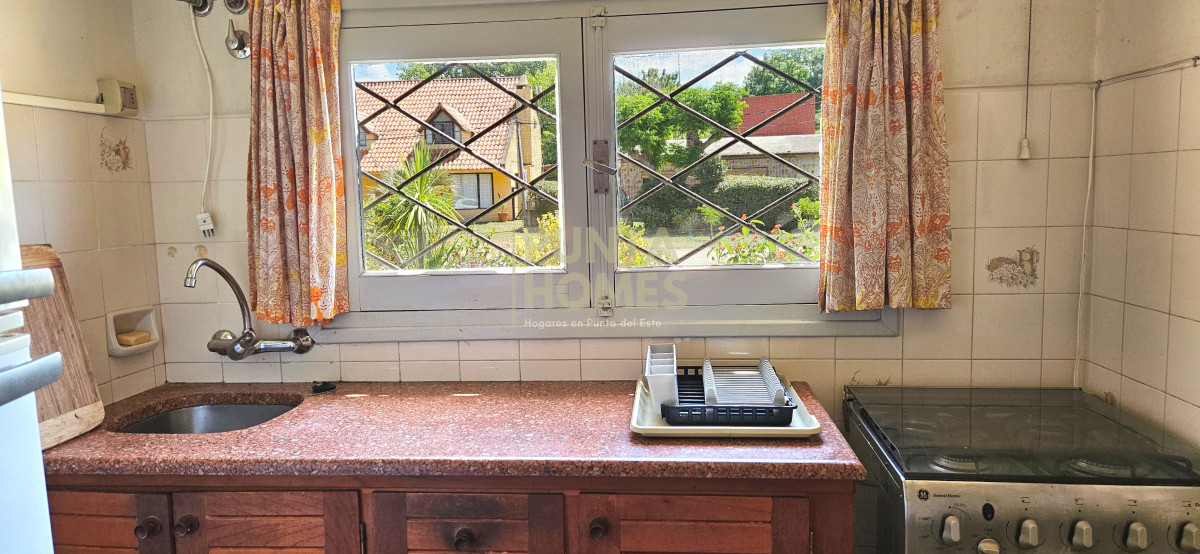 Casa ID.3824 - Venta de Casa con gran jardin, de 2 Dormitorios + Apartamento de Servicio en Parque del Plata