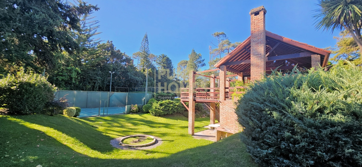 Casa ID.3804 - Oportunidad! Venta de casa de 7 dormitorios en Pinares, Punta del Este.