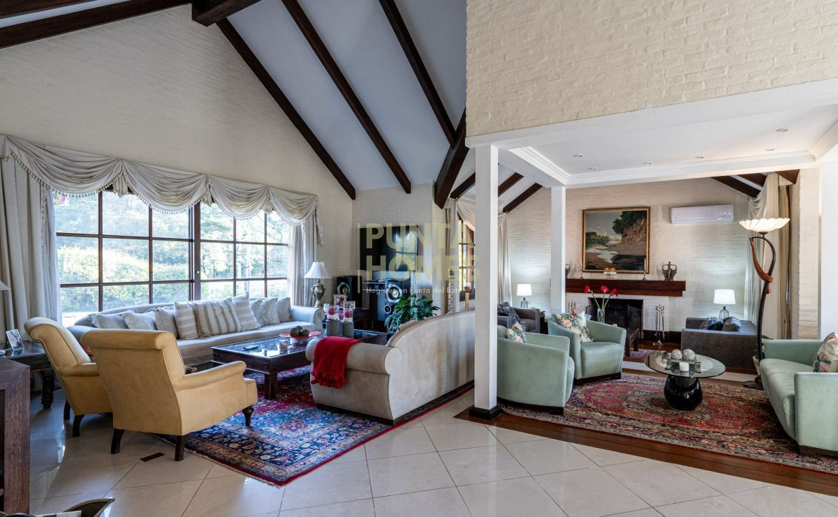 Casa ID.16 - Venta de Residencia de 7 dormitorios en Zona Golf.