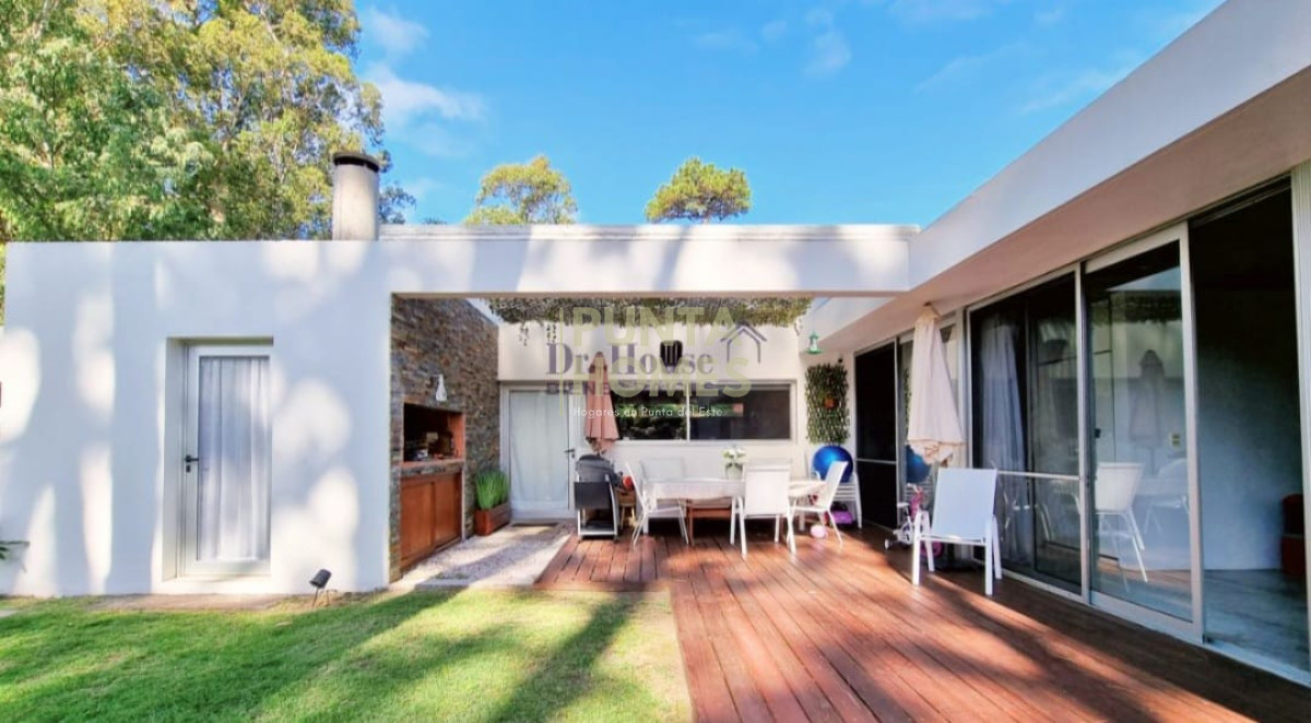 Casa ID.1805 - Venta de Casa de 3 dormitorios + servicio en San Rafael, Punta del Este.