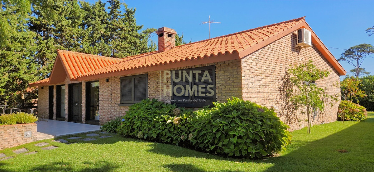 Casa ID.3804 - Oportunidad! Venta de casa de 7 dormitorios en Pinares, Punta del Este.