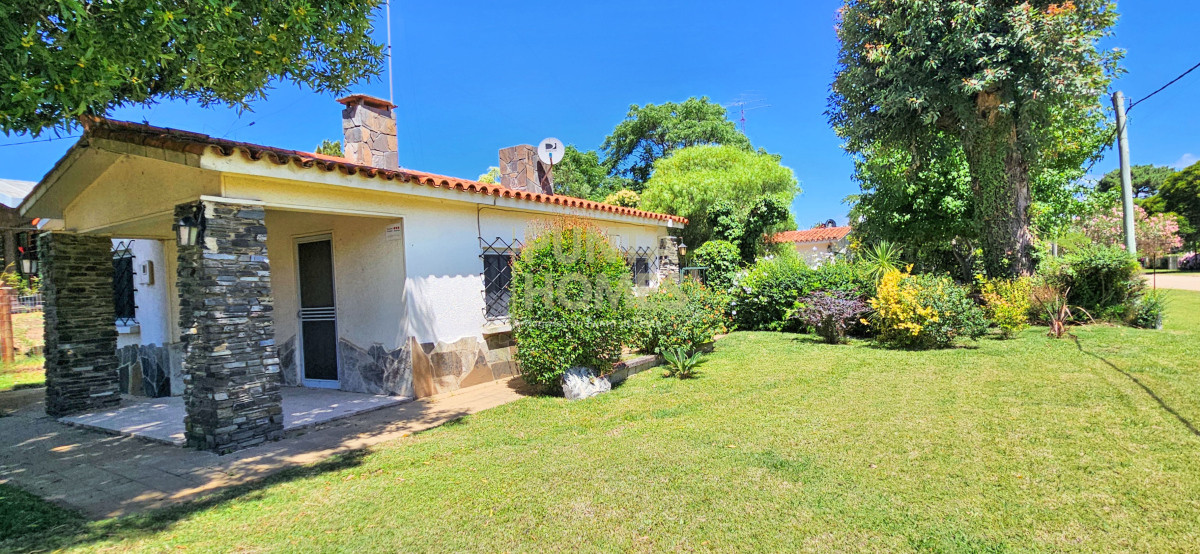 Casa ID.3824 - Venta de Casa con gran jardin, de 2 Dormitorios + Apartamento de Servicio en Parque del Plata