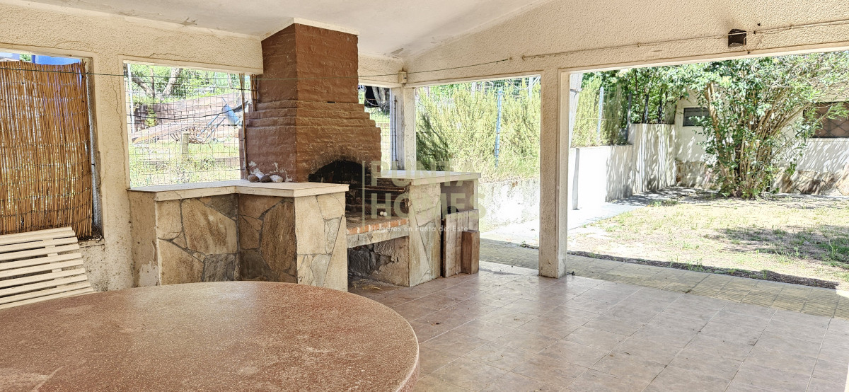 Casa ID.3824 - Venta de Casa con gran jardin, de 2 Dormitorios + Apartamento de Servicio en Parque del Plata