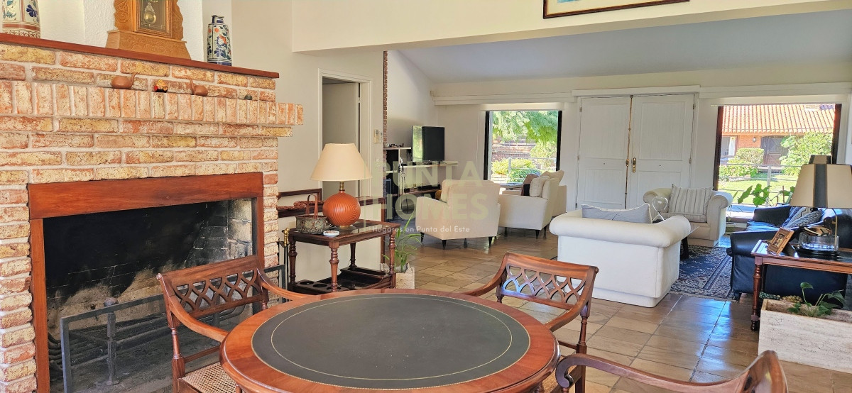 Casa ID.3804 - Oportunidad! Venta de casa de 7 dormitorios en Pinares, Punta del Este.
