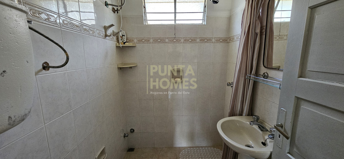 Casa ID.3824 - Venta de Casa con gran jardin, de 2 Dormitorios + Apartamento de Servicio en Parque del Plata