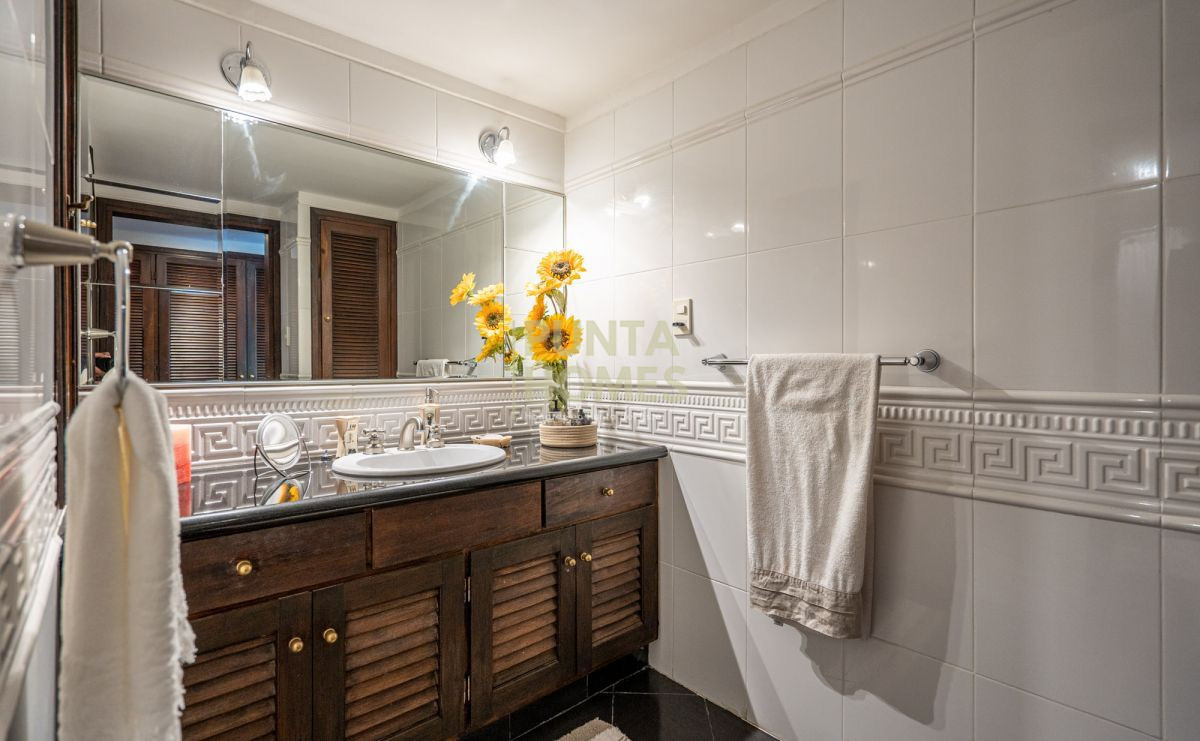 Casa ID.16 - Venta de Residencia de 7 dormitorios en Zona Golf.