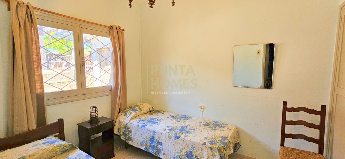 Casa ID.3824 - Venta de Casa con gran jardin, de 2 Dormitorios + Apartamento de Servicio en Parque del Plata