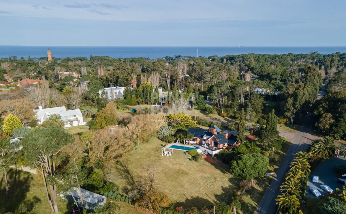 Casa ID.16 - Venta de Residencia de 7 dormitorios en Zona Golf.