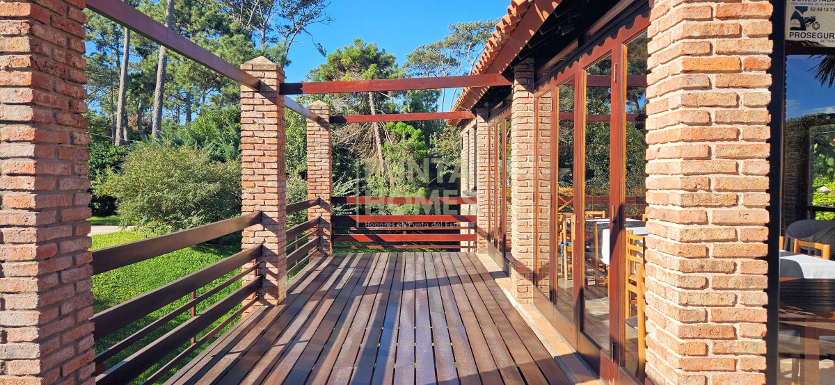 Casa ID.3804 - Oportunidad! Venta de casa de 7 dormitorios en Pinares, Punta del Este.