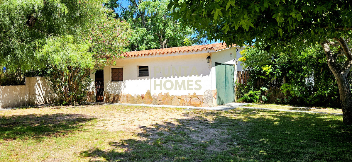 Casa ID.3824 - Venta de Casa con gran jardin, de 2 Dormitorios + Apartamento de Servicio en Parque del Plata