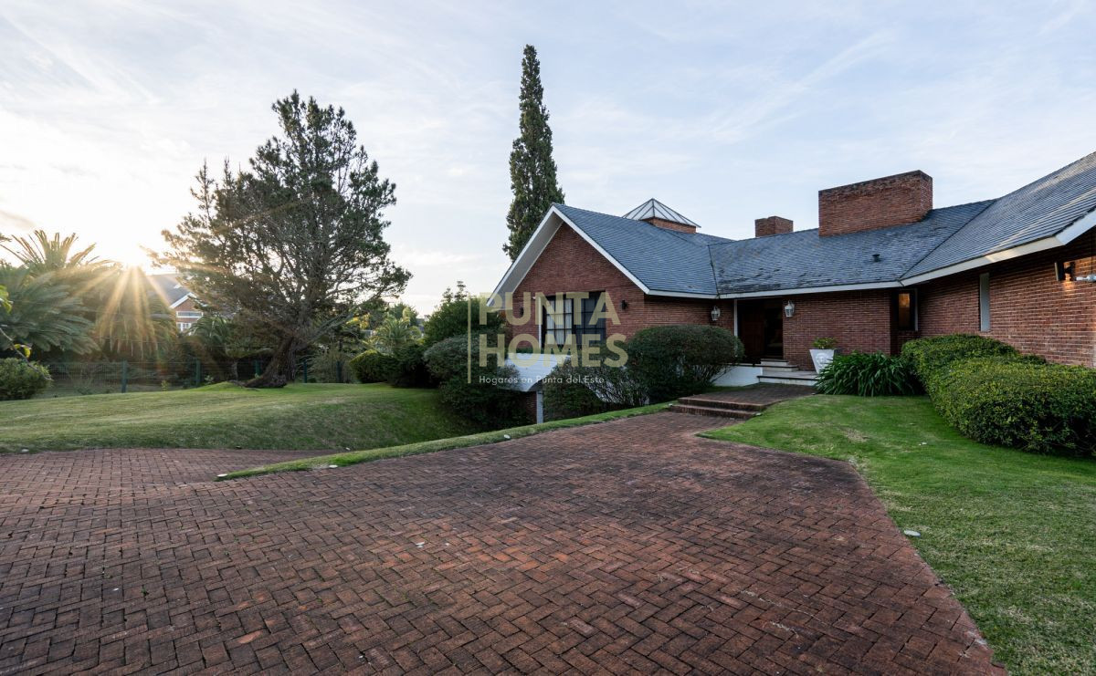Casa ID.16 - Venta de Residencia de 7 dormitorios en Zona Golf.