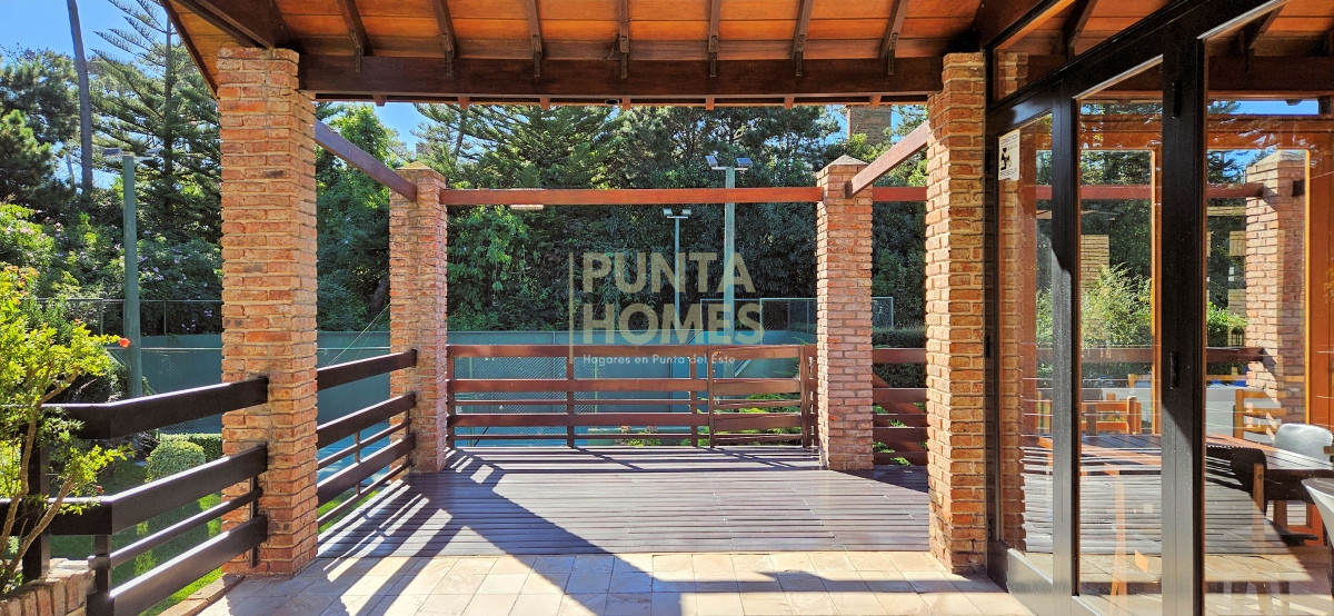 Casa ID.3804 - Oportunidad! Venta de casa de 7 dormitorios en Pinares, Punta del Este.
