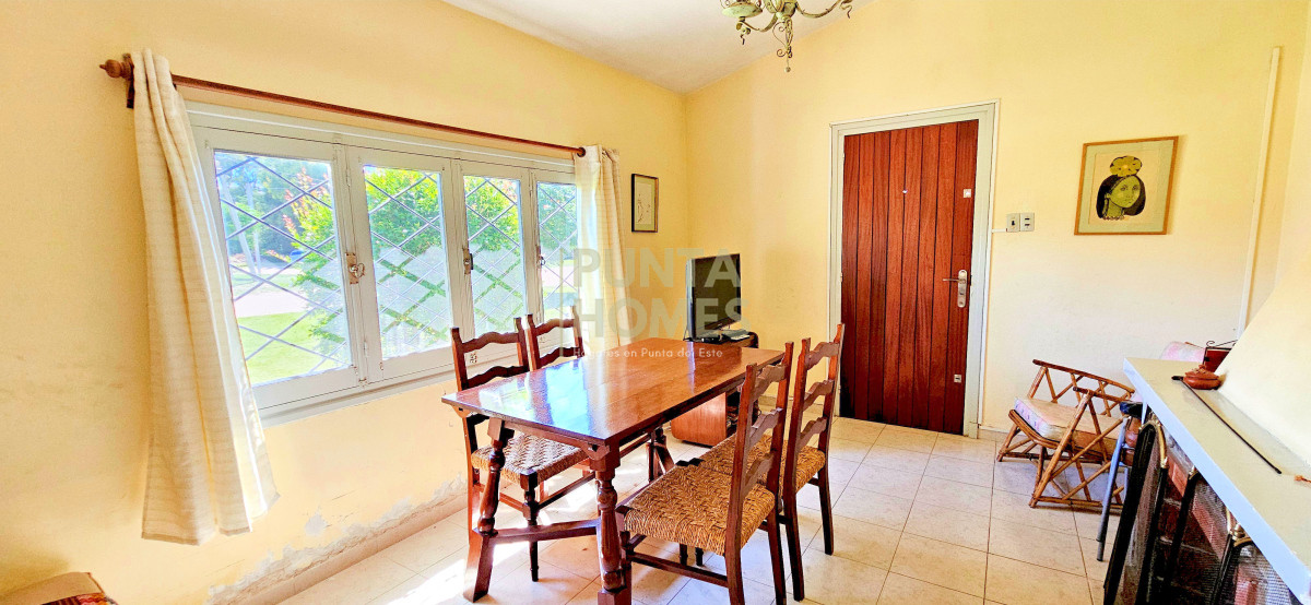 Casa ID.3824 - Venta de Casa con gran jardin, de 2 Dormitorios + Apartamento de Servicio en Parque del Plata