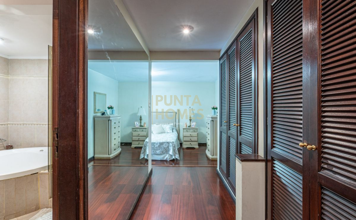 Casa ID.16 - Venta de Residencia de 7 dormitorios en Zona Golf.