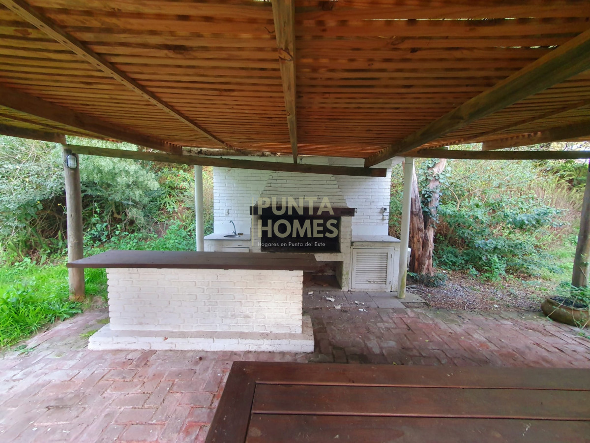 Casa ID.1818 - Venta de casa de 4 dormitorios en barrio Cantegril, Punta del Este.