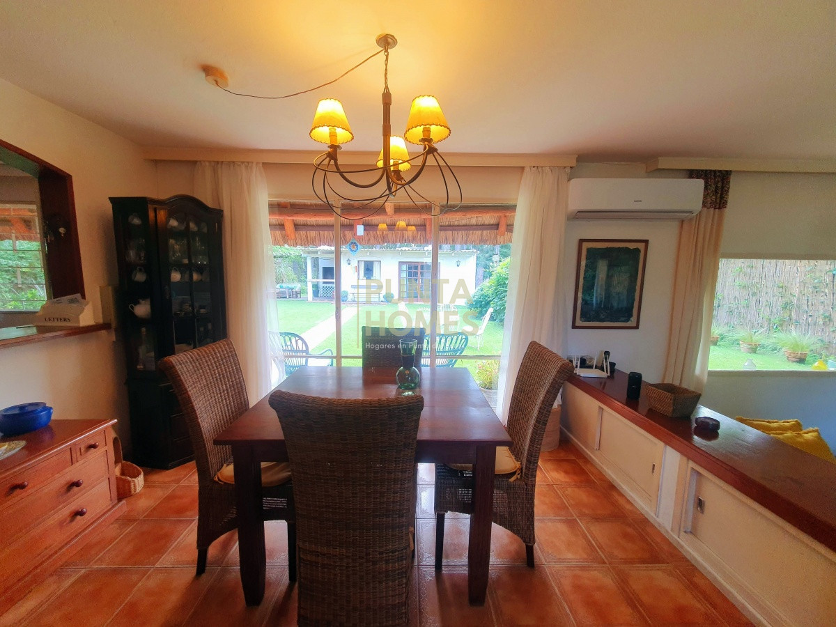 Casa ID.1639 - Venta de casa de 3 dormitorios, 3 baños + casa de huéspedes en Pinares, Playa Mansa, Punta del Este.