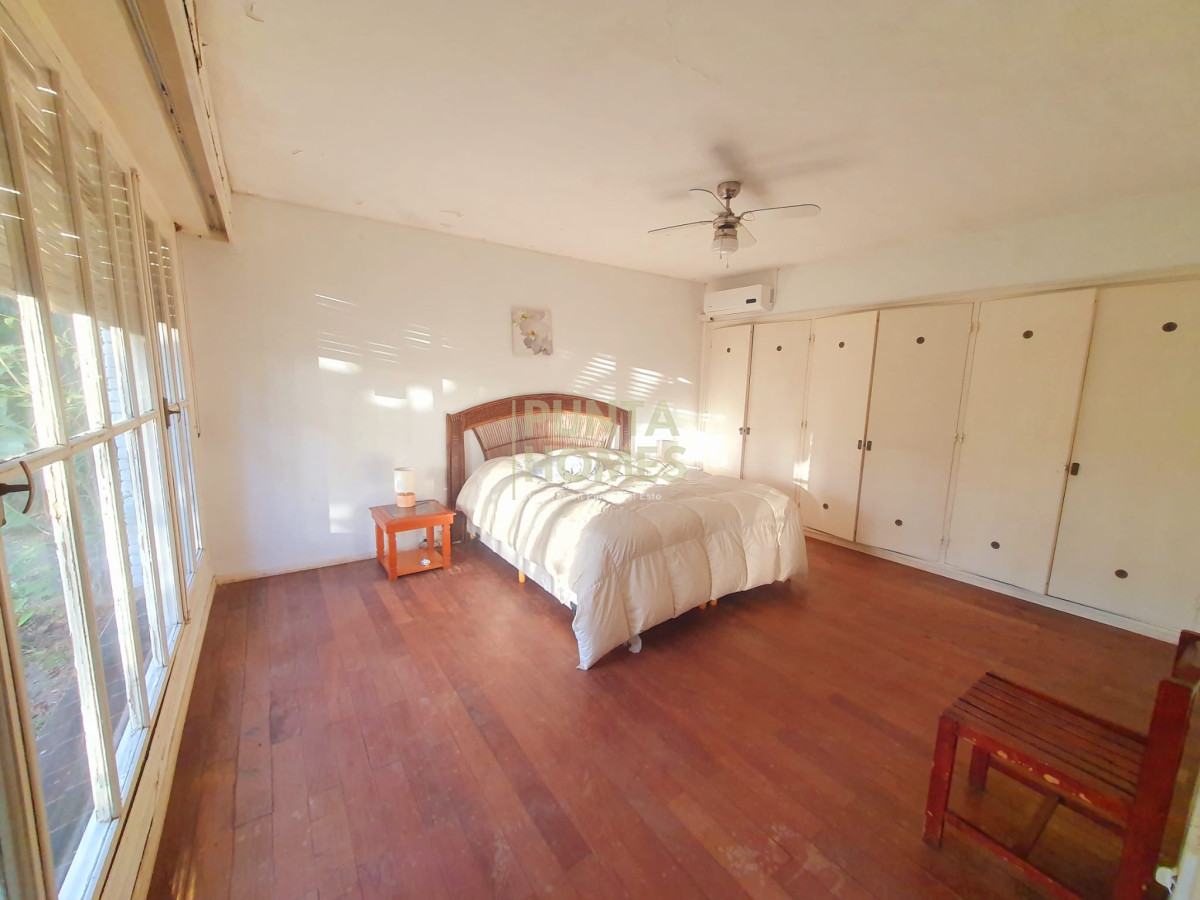 Casa ID.1818 - Venta de casa de 4 dormitorios en barrio Cantegril, Punta del Este.