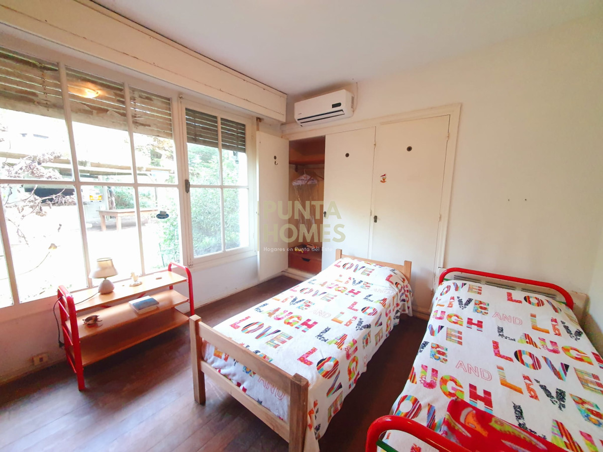 Casa ID.1818 - Venta de casa de 4 dormitorios en barrio Cantegril, Punta del Este.