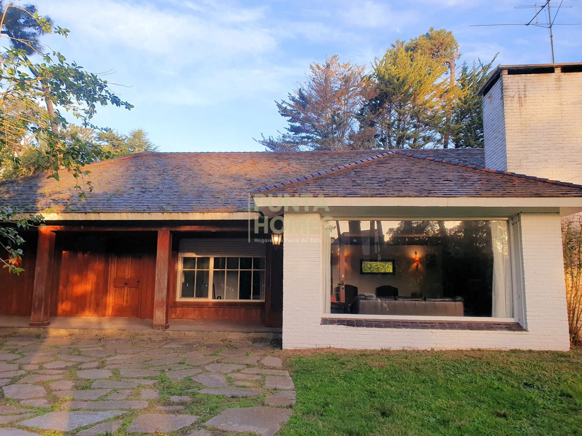 Casa ID.1818 - Venta de casa de 4 dormitorios en barrio Cantegril, Punta del Este.