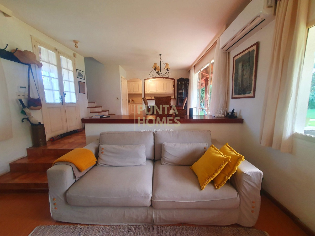 Casa ID.1639 - Venta de casa de 3 dormitorios, 3 baños + casa de huéspedes en Pinares, Playa Mansa, Punta del Este.