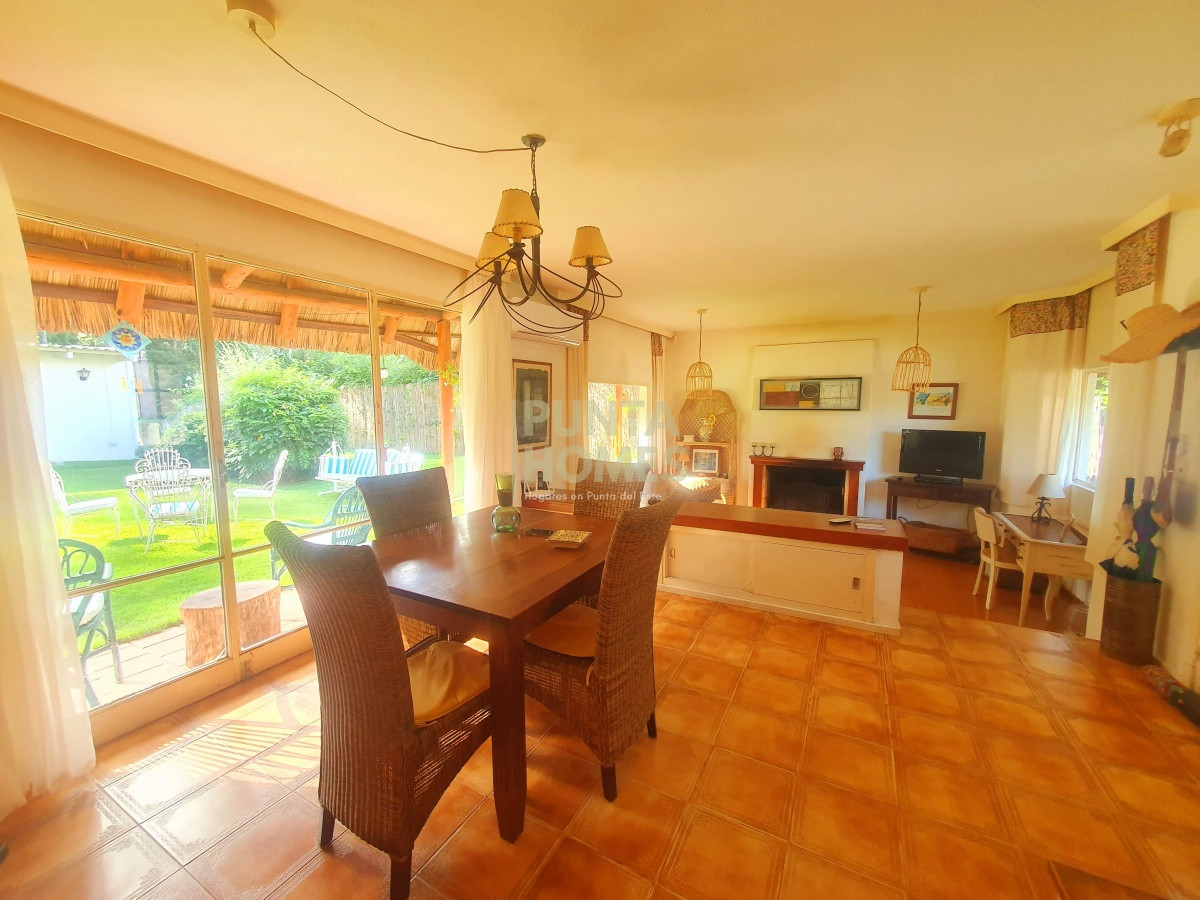 Casa ID.1639 - Venta de casa de 3 dormitorios, 3 baños + casa de huéspedes en Pinares, Playa Mansa, Punta del Este.