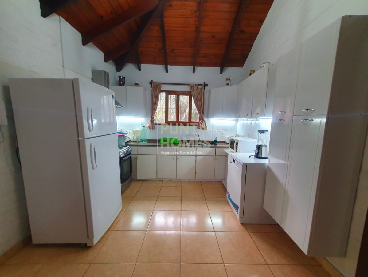 Casa ID.3806 - Venta de casa de 3 dormitorios en Cantegril, Punta del Este.