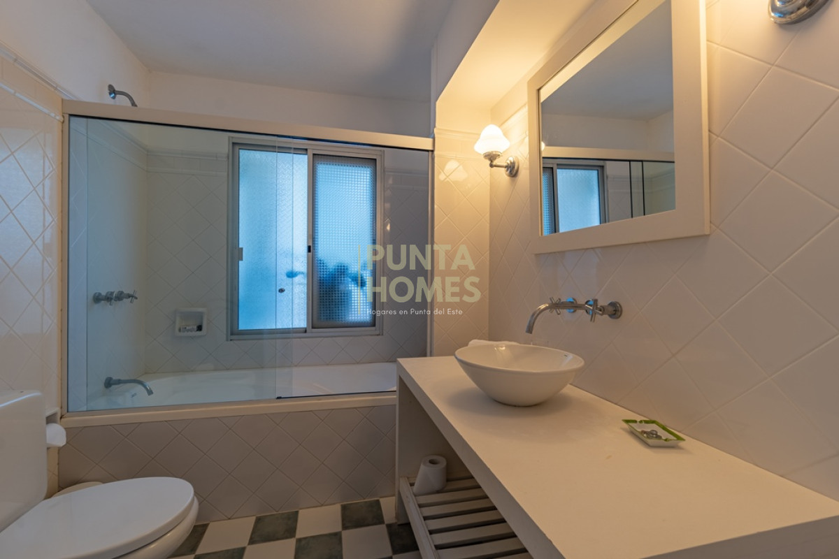 Casa ID.55 - Venta de Residencia de 7 dormitorios en Laguna del Sauce, Punta del Este