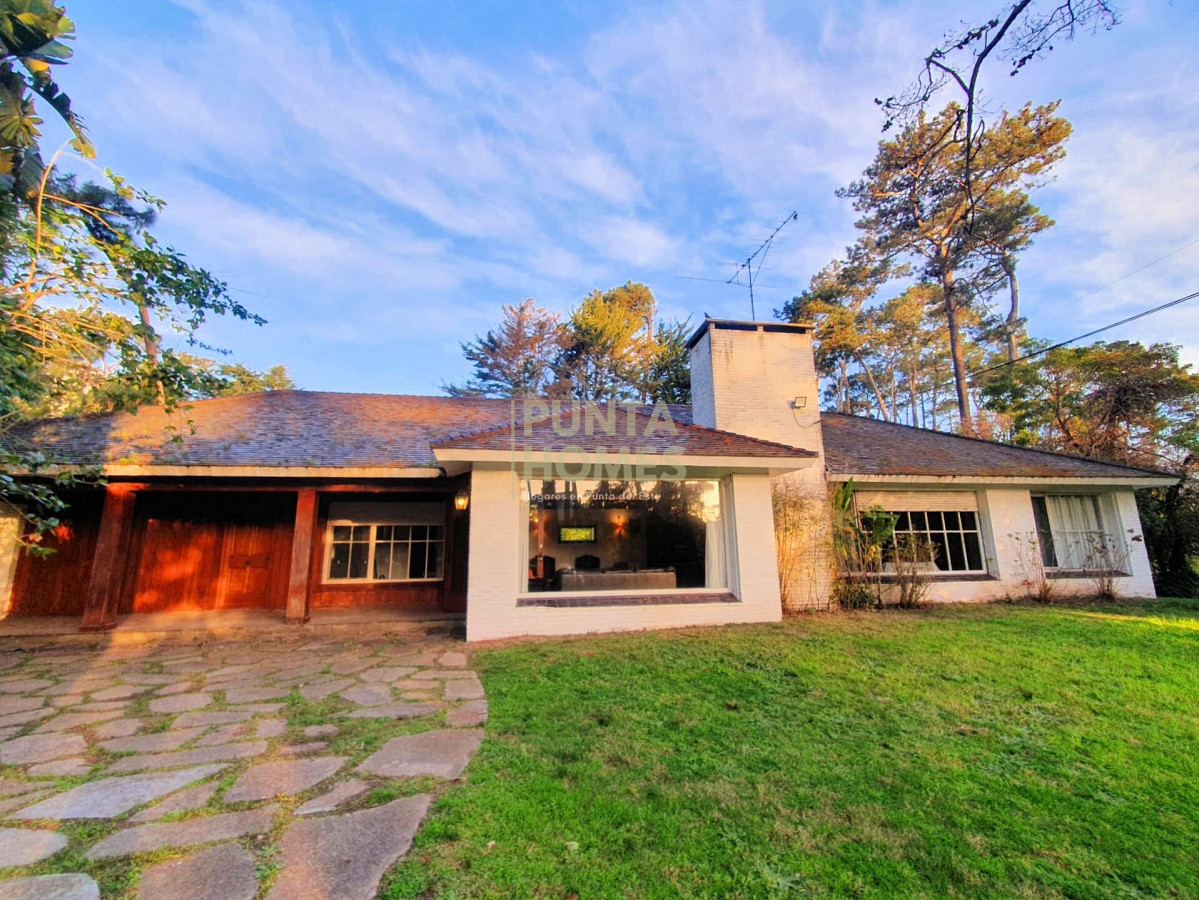 Casa ID.1818 - Venta de casa de 4 dormitorios en barrio Cantegril, Punta del Este.