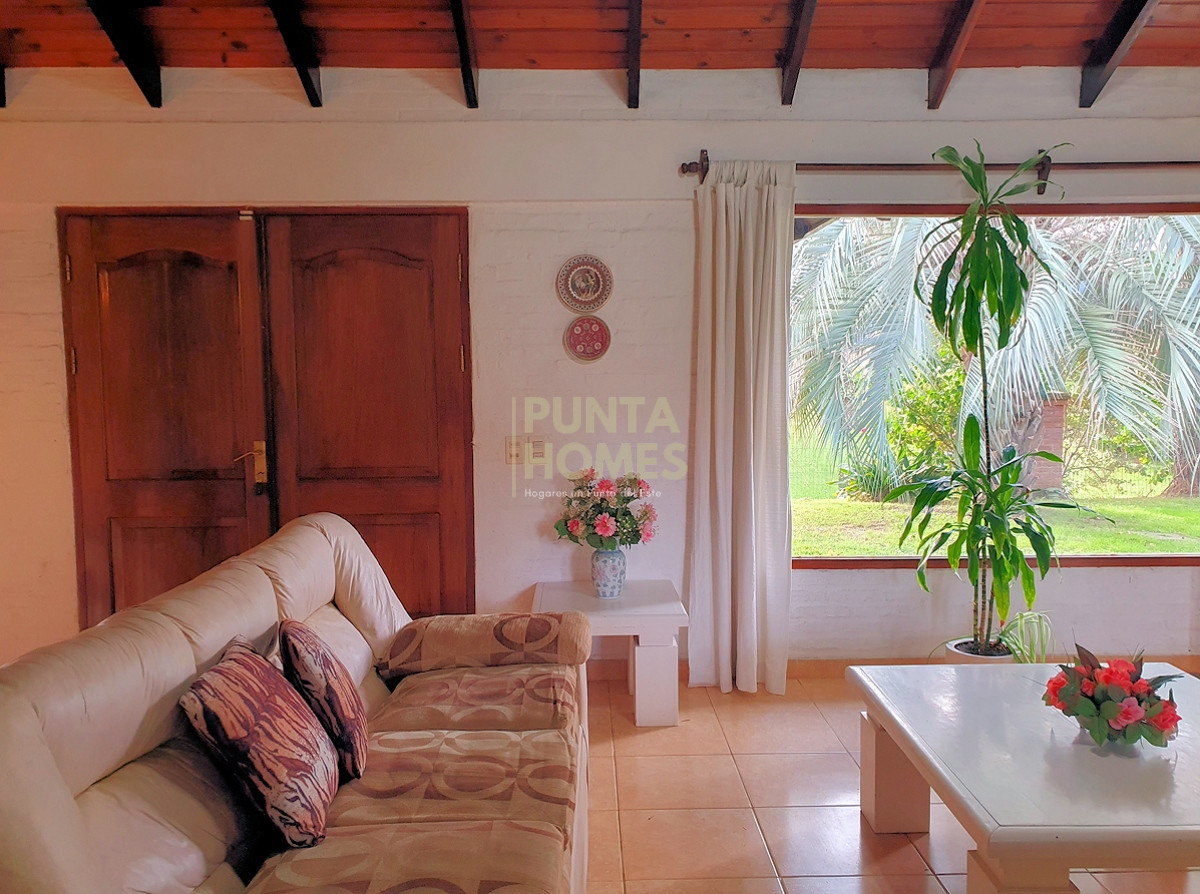 Casa ID.3806 - Venta de casa de 3 dormitorios en Cantegril, Punta del Este.