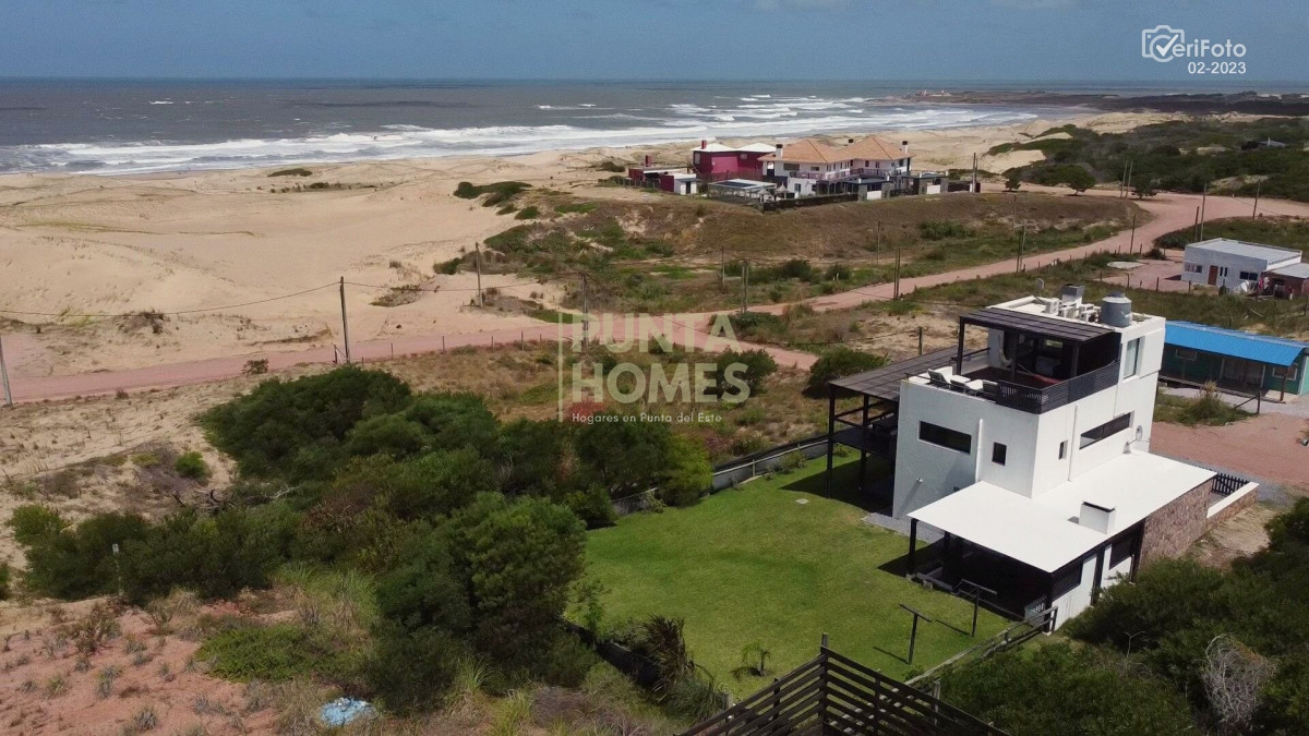 Casa ID.3842 - Venta Espectacular casa frente al mar en Punta del Diablo