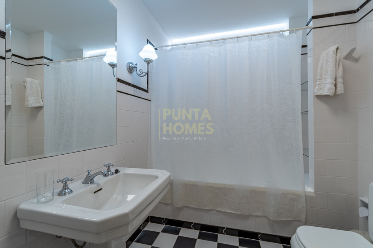 Casa ID.55 - Venta de Residencia de 7 dormitorios en Laguna del Sauce, Punta del Este