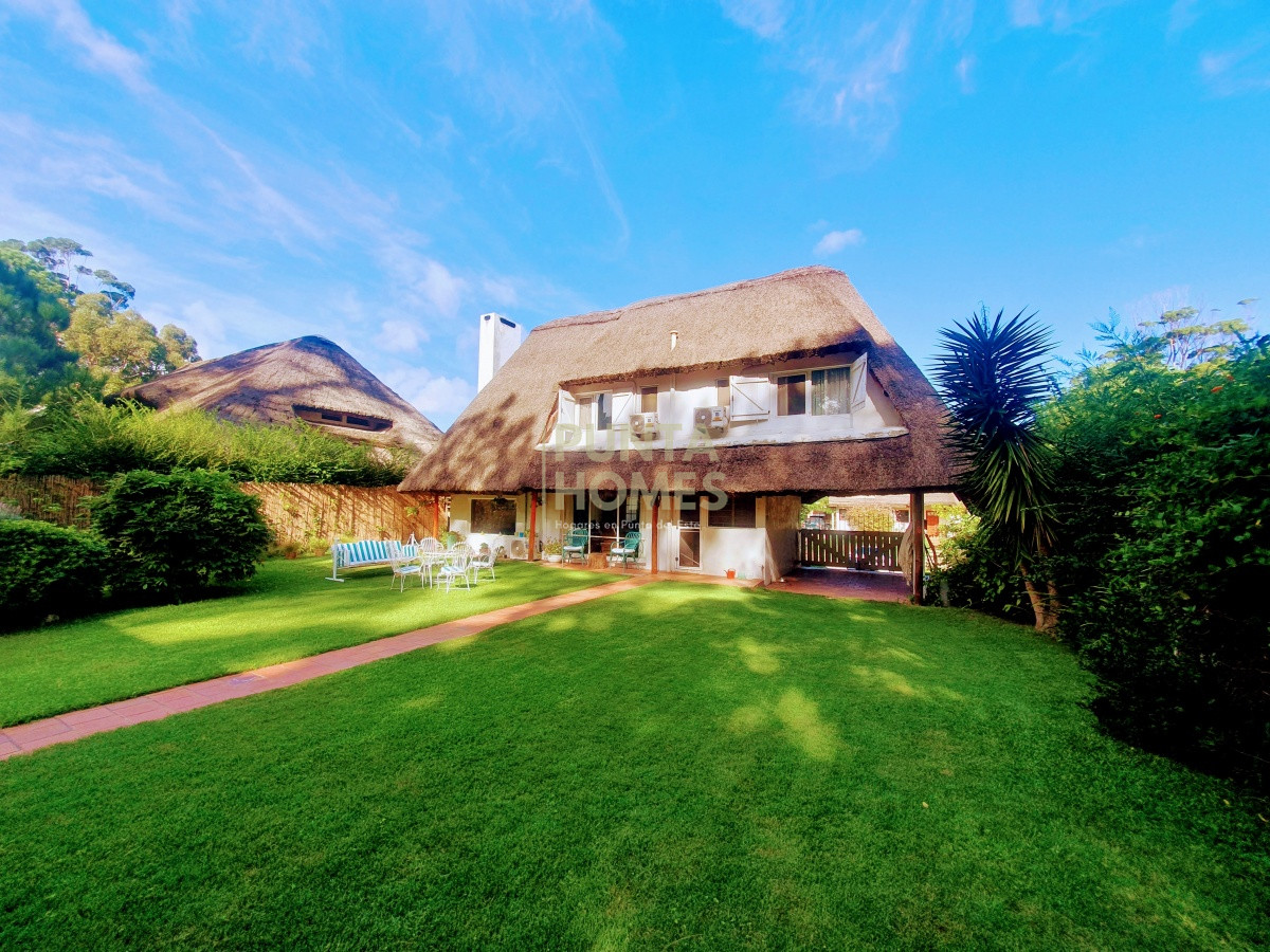 Casa ID.1639 - Venta de casa de 3 dormitorios, 3 baños + casa de huéspedes en Pinares, Playa Mansa, Punta del Este.