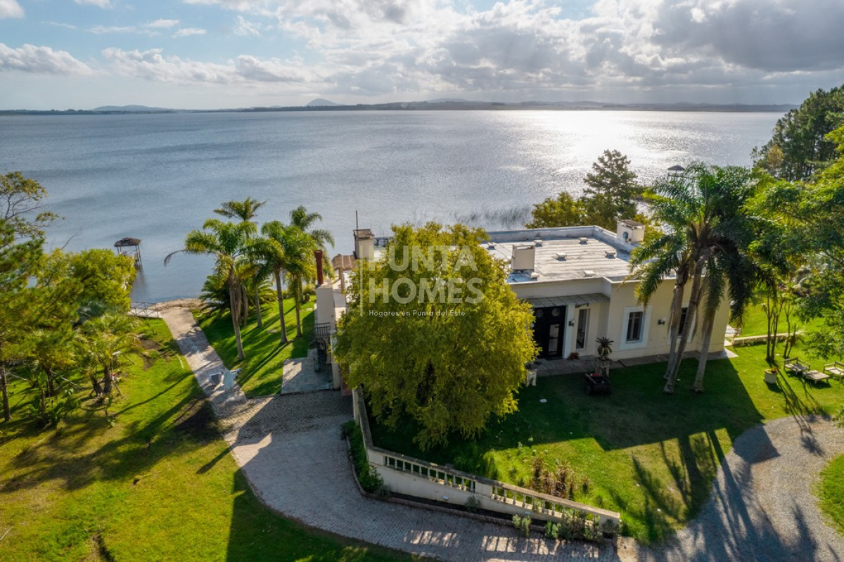 Casa ID.55 - Venta de Residencia de 7 dormitorios en Laguna del Sauce, Punta del Este