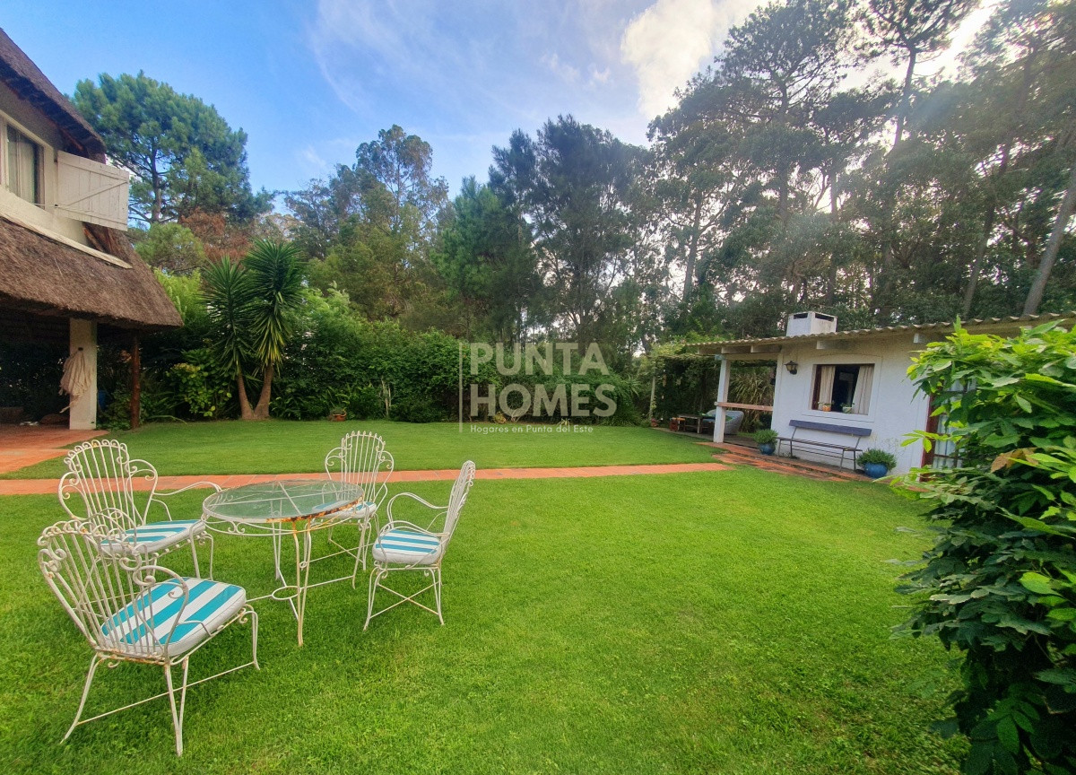 Casa ID.1639 - Venta de casa de 3 dormitorios, 3 baños + casa de huéspedes en Pinares, Playa Mansa, Punta del Este.