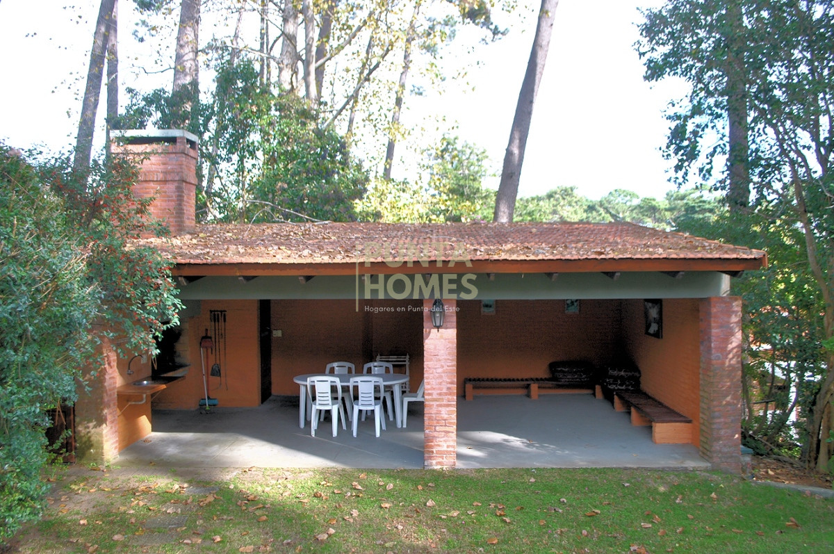 Casa ID.3806 - Venta de casa de 3 dormitorios en Cantegril, Punta del Este.